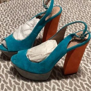 Vince Camuto Suede Platforms. EUC. Gorgeous platform sandals. Size 8 USA. 38 EU